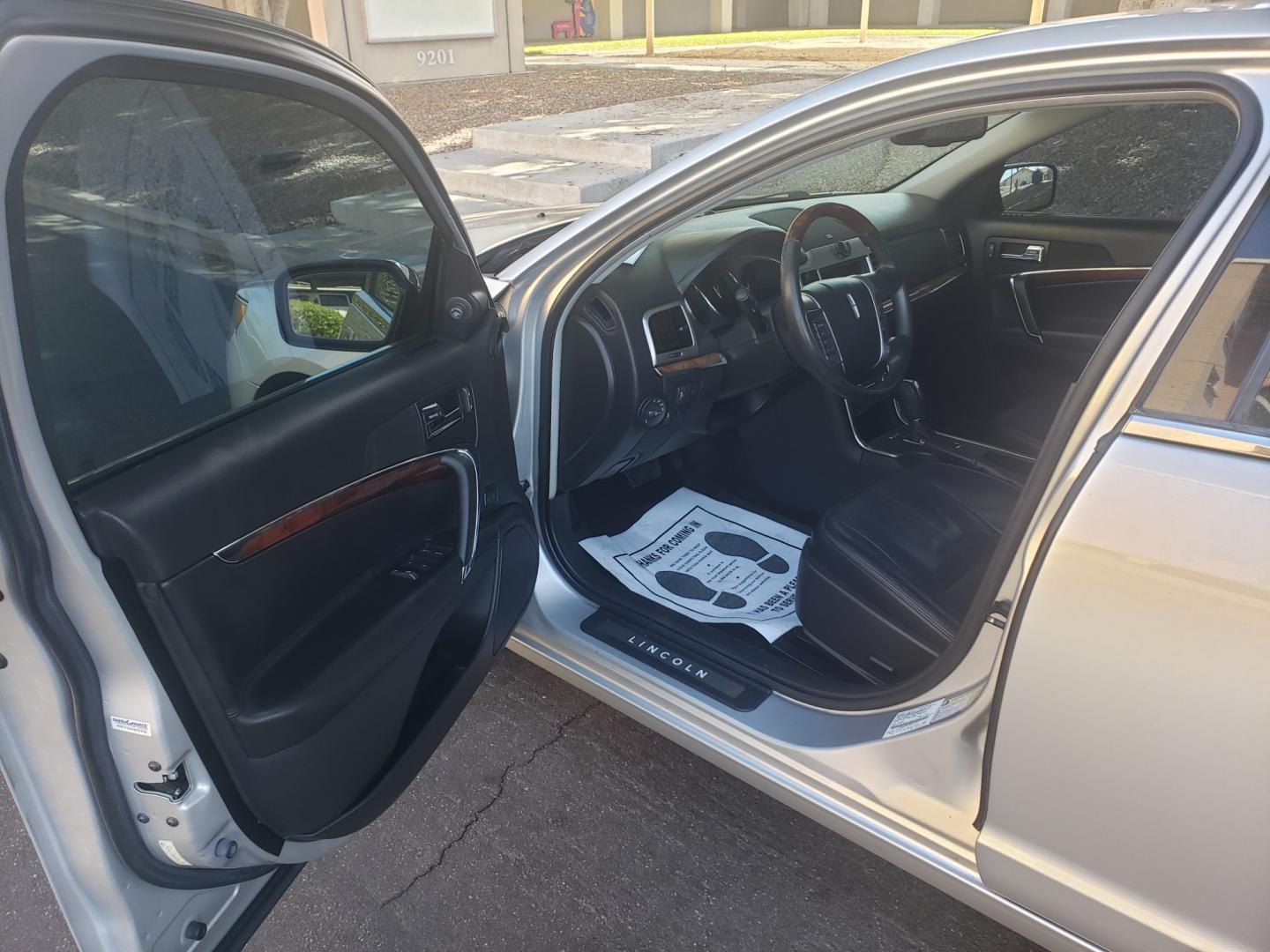 2010 /gray and black Lincoln MKZ base (3LNHL2GCXAR) with an 3.5L V6 DOHC 24V engine, 6-Speed Automatic transmission, located at 323 E Dunlap Ave., Phoenix, AZ, 85020, (602) 331-9000, 33.567677, -112.069000 - Photo#8